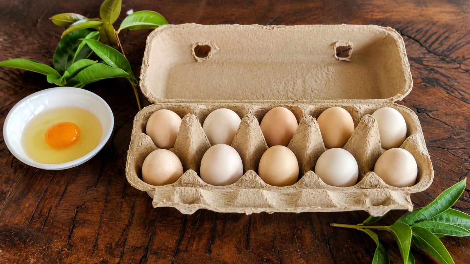 Lòng đỏ trứng gồ cao trong bát